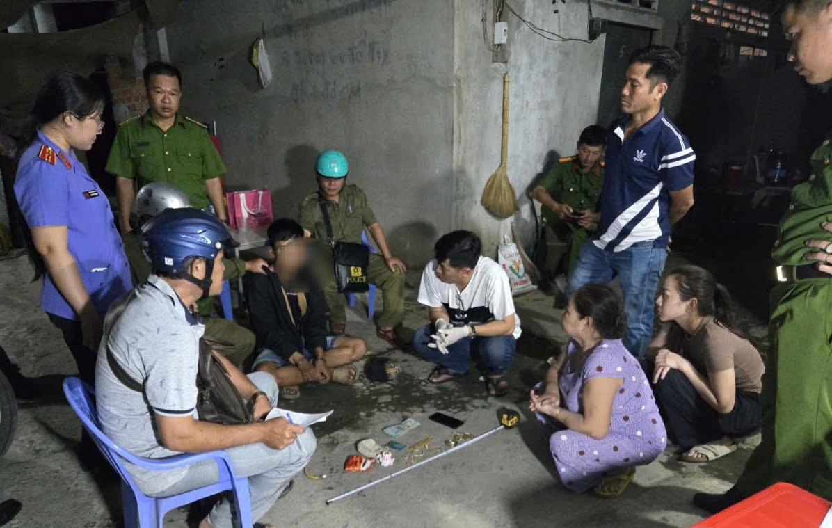 Đối tượng trộm cắp tiền, vàng đã bị công an xã Hội Cư bắt giữ