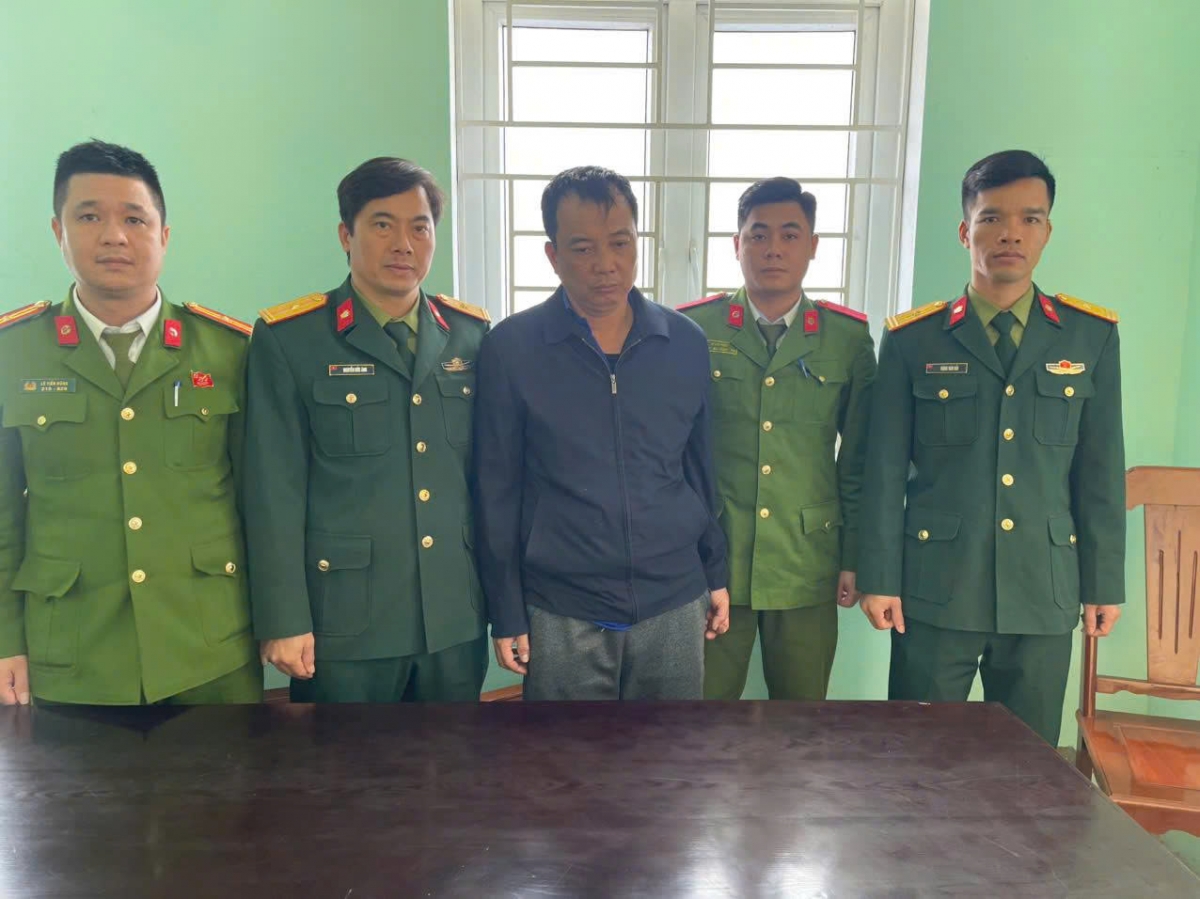 Công an phường Nguyệt Viên bàn giao đối tượng Nguyễn Văn Phương (đứng giữa) cho Cục Điều tra hình sự, Bộ Quốc Phòng