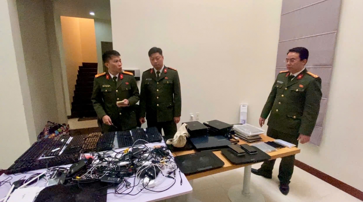 Lực lượng chức năng tiến hành kiểm tra tang vật.