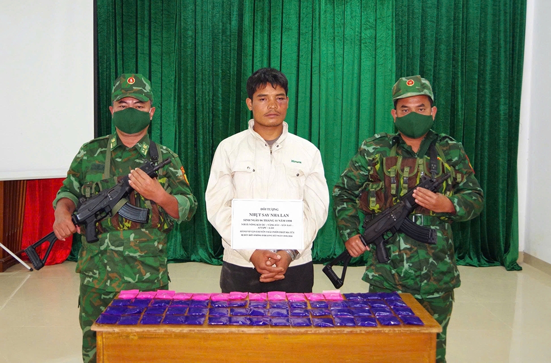 Đối tượng Nhụt Xay Nhạ Lan cùng tang vật