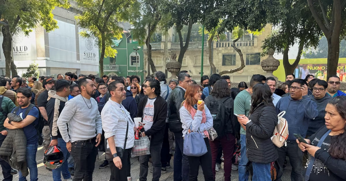 Người dân Mexico chạy ra đường khi động đất xảy ra. Ảnh: Reuters.