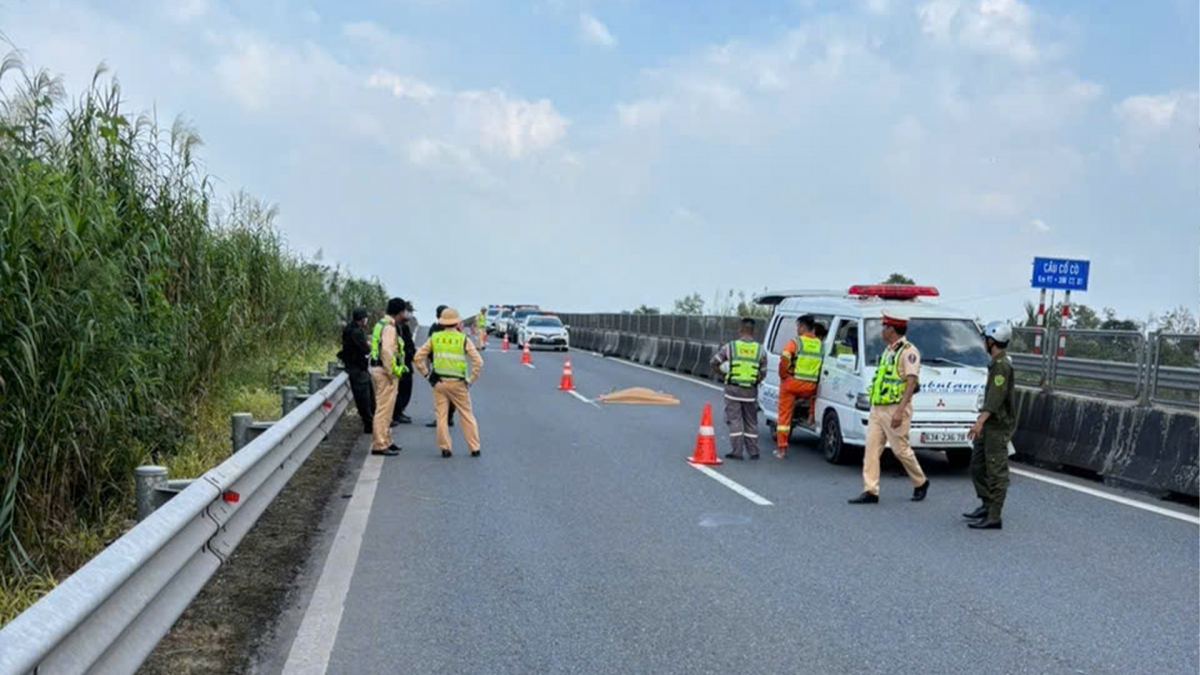 Thi thể người Malaysia nằm trên đường cao tốc Trung Lương - Mỹ Thuận
