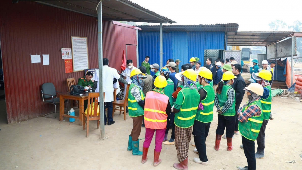 Công an phường Vạn Xuân kiểm tra nhanh chất ma túy trong cơ thể đối với công nhân, người lao động