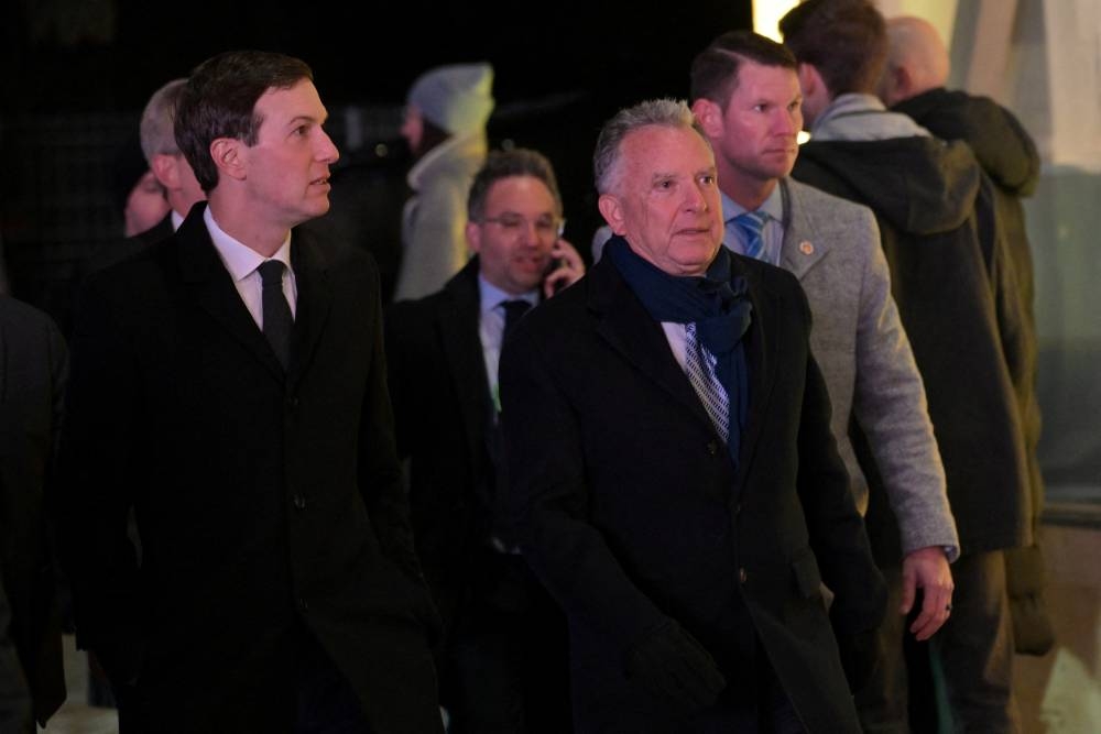 Đặc phái viên Mỹ Steve Witkoff cùng con rể của Tổng thống Trump - ông Jared Kushner tại Davos. Ảnh: Reuters