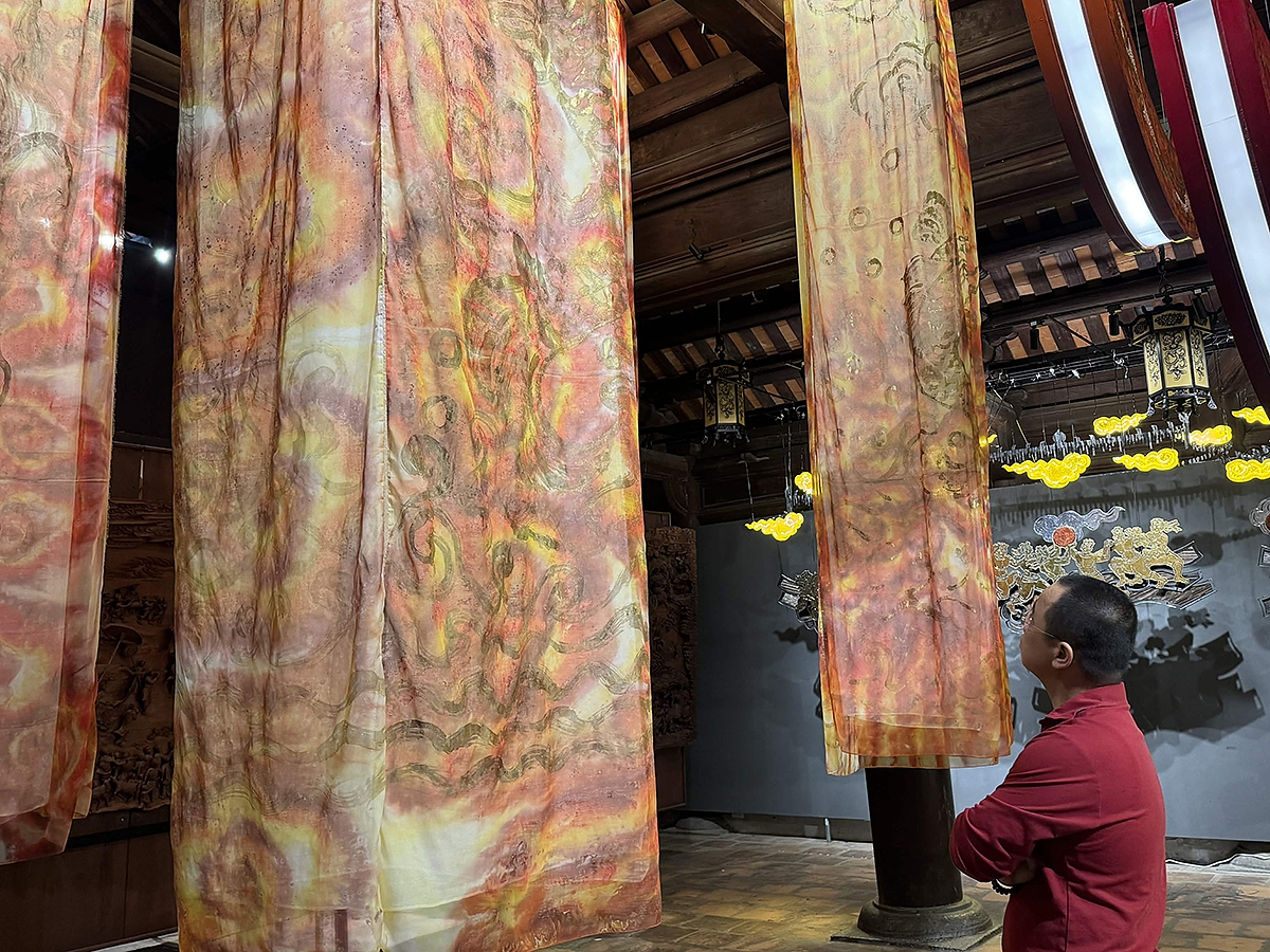 Du khách ấn tượng với các tác phẩm tại triển lãm