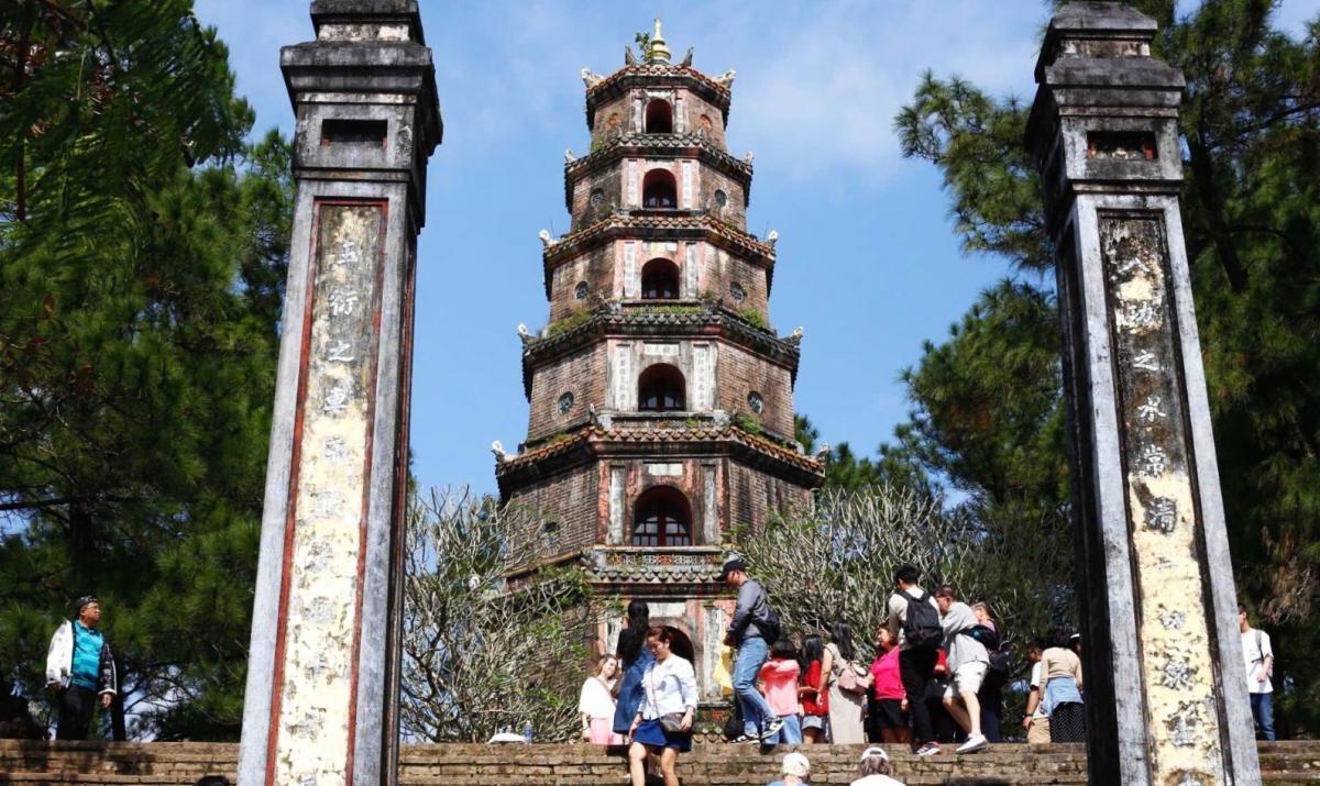 Du khách đến thăm chùa Thiên Mụ