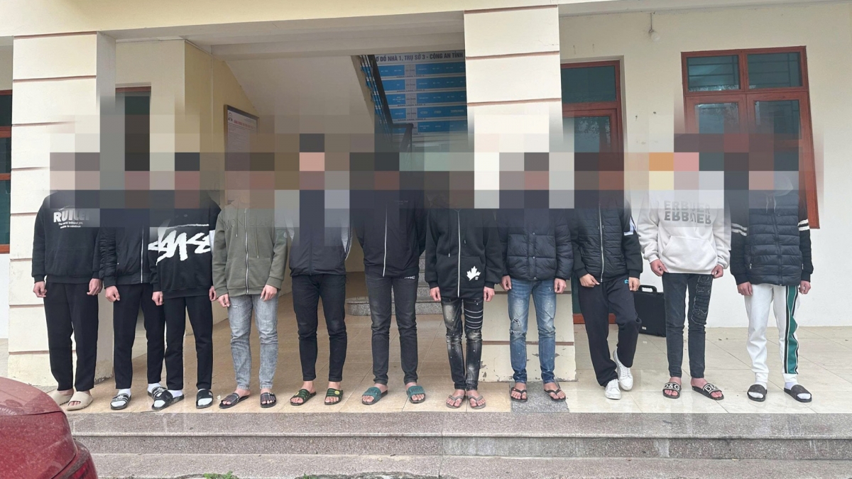 Ngoài 11 đối tượng đã bị khởi tố, các đối tượng còn lại, tùy mức độ vi phạm, Cơ quan cảnh sát điều tra chuyển tài liệu liên quan đến Công an xã Chợ Đồn để xử phạt vi phạm hành chính theo quy định.