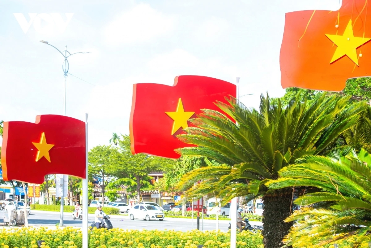 Đường phố Đà Nẵng rực rỡ cờ hoa chào mừng Đại hội XIV của Đảng.