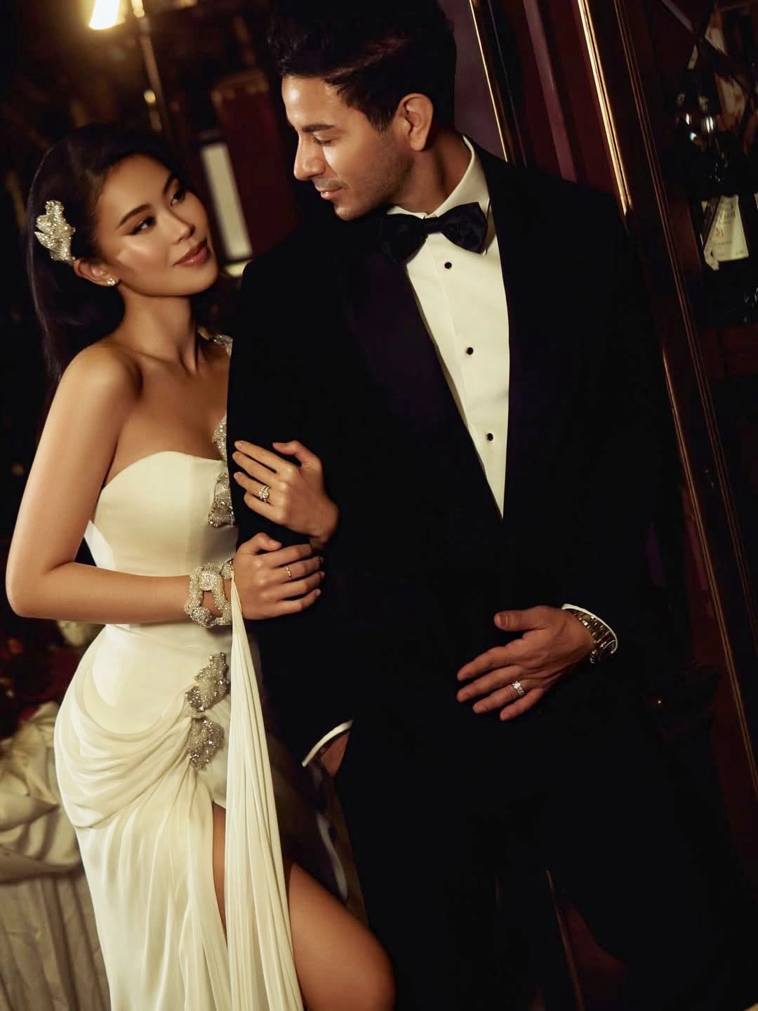 Hot girl Tiên Nguyễn diện đầm đuôi cá gợi cảm, trao ánh mắt say đắm cho doanh nhân Justin Cohen trong bộ ảnh mới thực hiện.