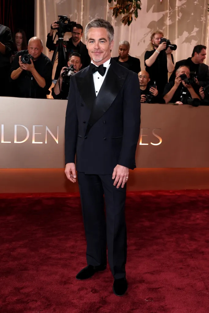 Chris Pine xuất hiện với phong thái lịch lãm, cổ điển trong bộ tuxedo đen của Giuliva Heritage.