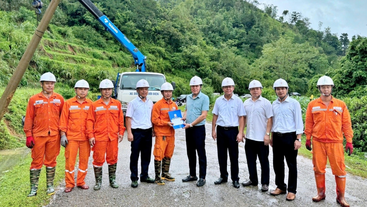Đồng chí Bùi Lê Cường - Ủy viên BTV Đảng ủy, Thành viên HĐTV Tổng công ty Điện lực miền Bắc động viên CBCNV tham gia khắc phục lưới điện sau bão.