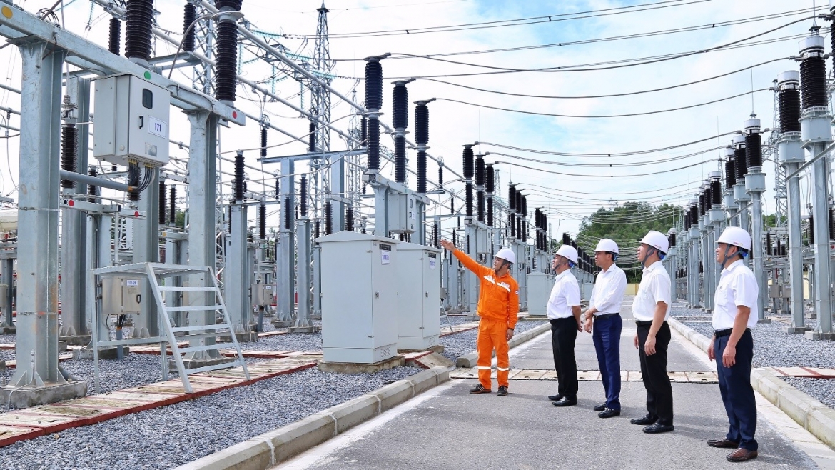 Lãnh đạo EVNNPC kiểm tra hiện trường dự án trước khi bàn giao đóng điện.