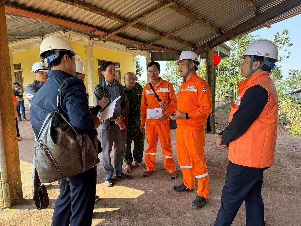 EVNNPC và chính quyền địa phương đã xuống khảo sát, trao đổi, tìm giải pháp khả thi nhất nhằm sớm đưa ánh sáng điện về với đồng bào.