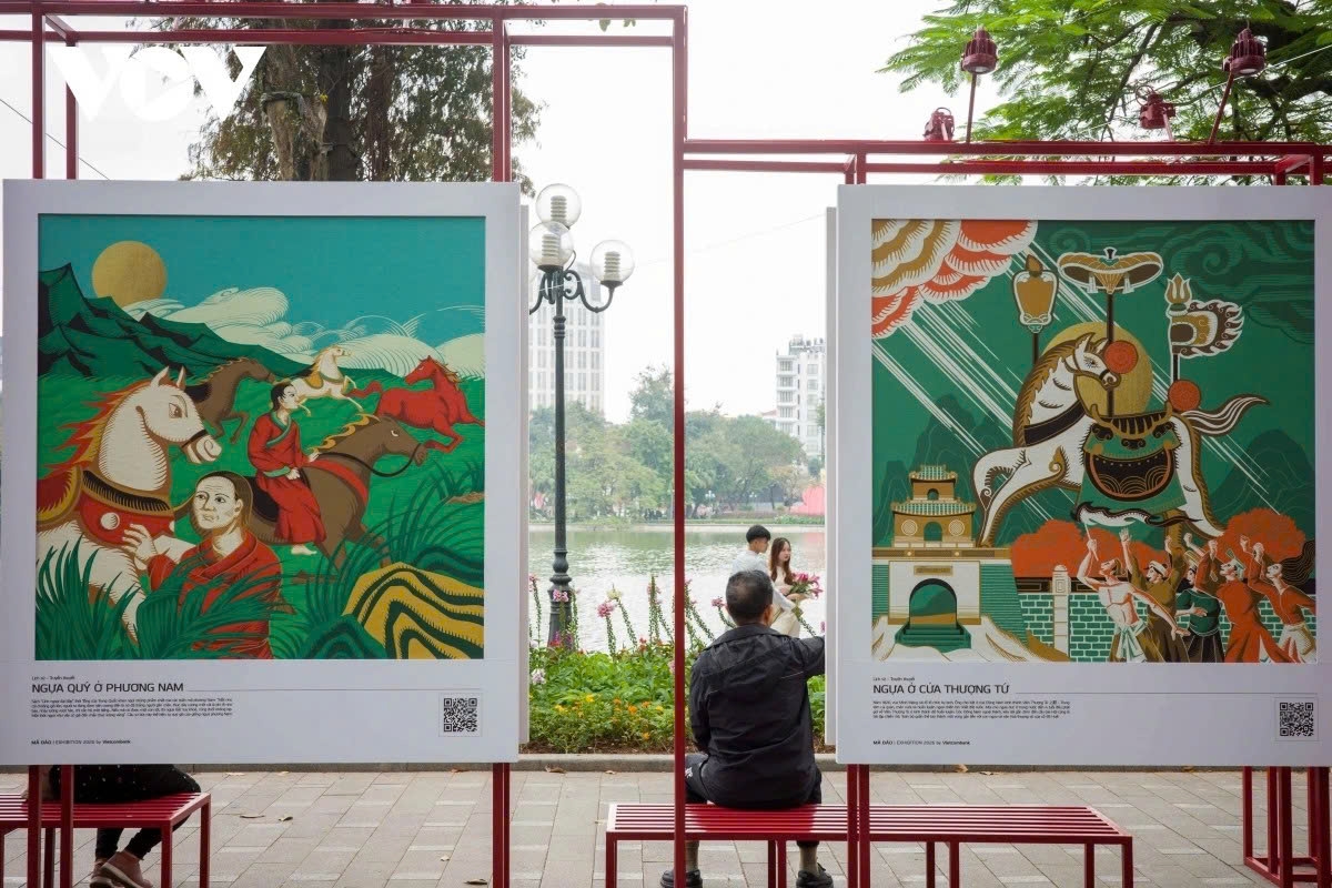 The exhibition features 31 paintings, each telling a story, a cultural snapshot of the image of the horse in the history and spiritual life of the Vietnamese people.