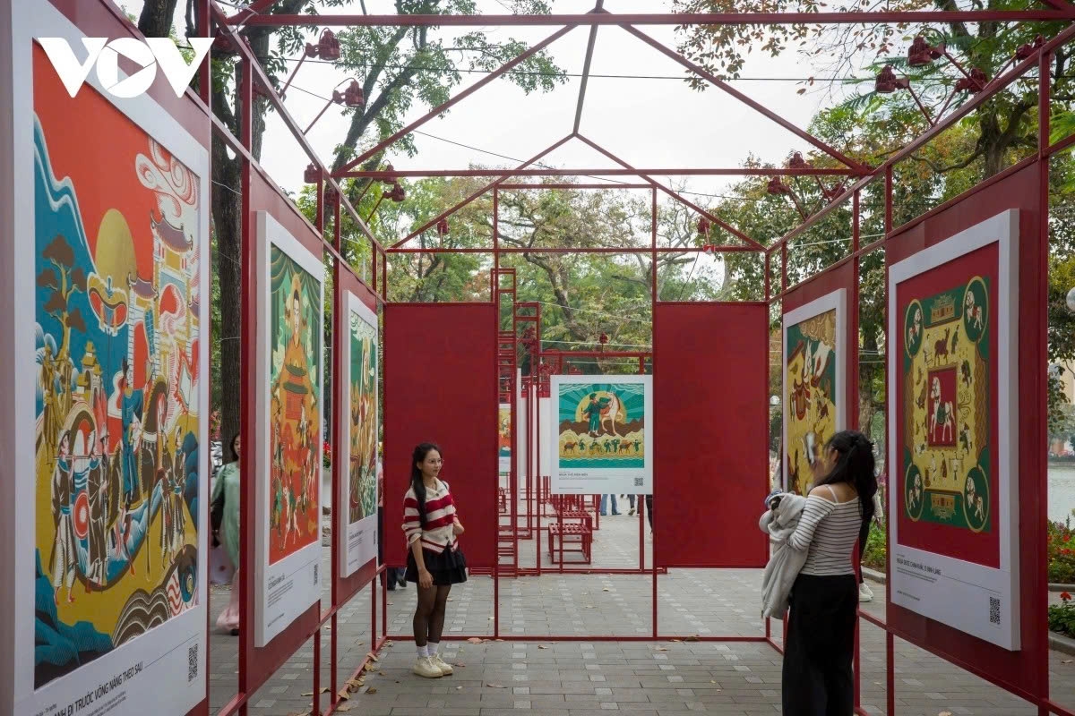 An overview of the exhibition space by Hoan Kiem Lake. The display unfolds along Le Thai To Street, where urban heritage blends with contemporary city life. The exhibition has become an early spring cultural gathering point, attracting large numbers of local residents and visitors.
