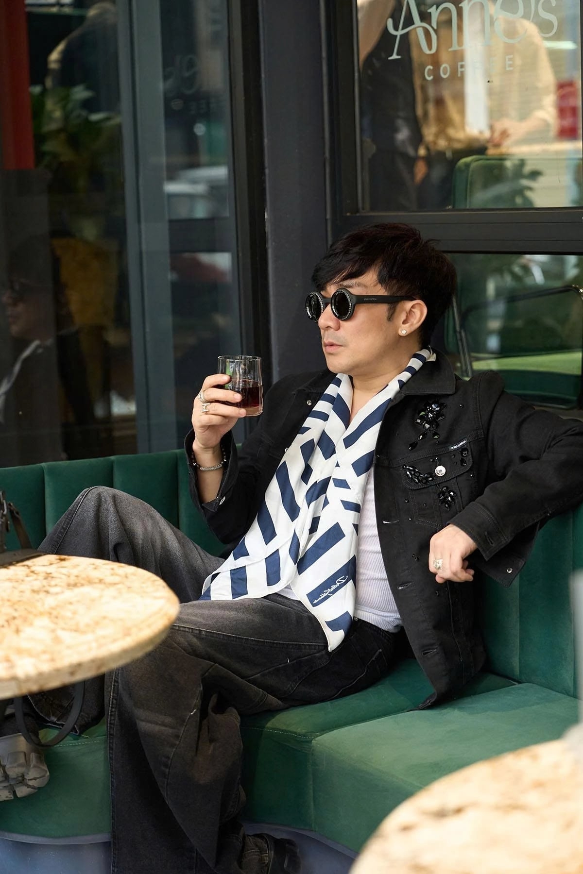 Ca sĩ Quang Hà tận hưởng cuộc sống độc thân ở tuổi 45 bằng cách dạo phố, hẹn bạn bè, người thân uống cà phê mỗi khi rảnh rỗi.