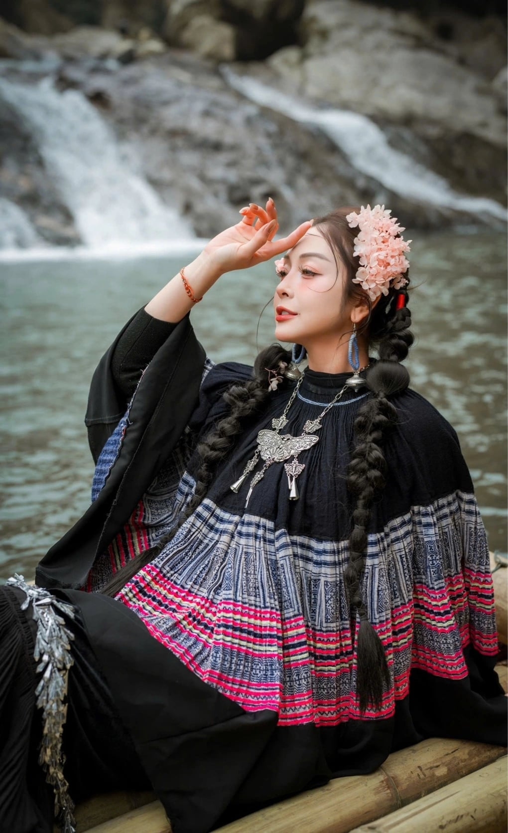 Hoa hậu Jennifer Phạm diện trang phục lấy cảm hứng từ cô gái vùng cao, khoe sắc ở bản Cát Cát, một điểm du lịch nổi tiếng của Sa Pa.