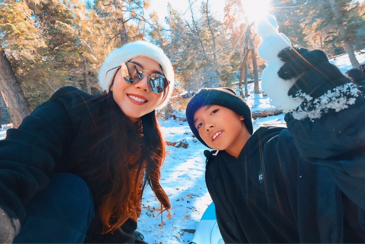 Người mẫu Ngọc Quyên đưa mẹ ruột và con trai đi nghỉ dưỡng tại khu trượt tuyết Big Bear, California, sau khi gác công việc kinh doanh.