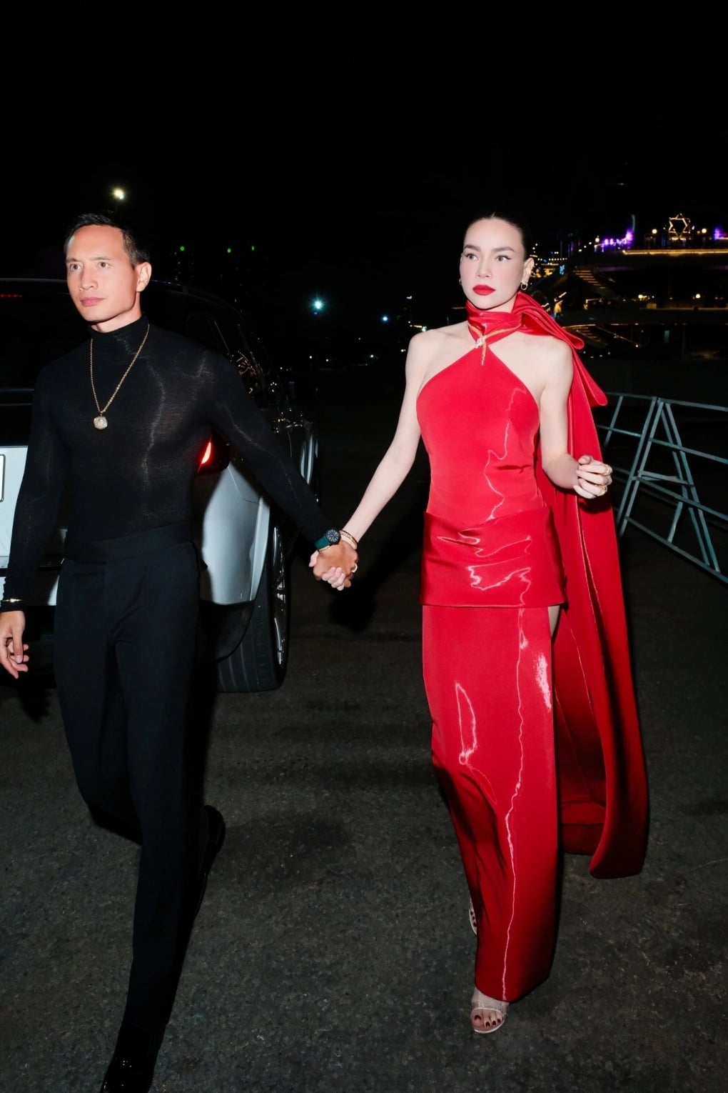 Vợ chồng Hồ Ngọc Hà - Kim Lý dành cho nhau ánh mắt đắm đuối và những cử chỉ tình tứ khi song hành tại một sự kiện thời trang.