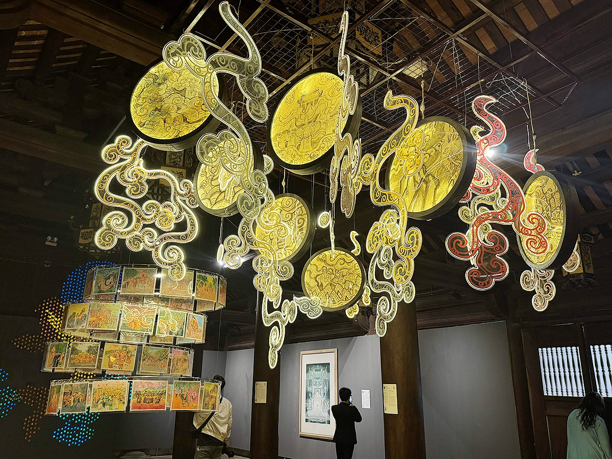 Triển lãm nghệ thuật “Đạo học ngàn năm” mở cửa đón du khách từ nay đến 22/3/2026 tại Khu Thái Học, Di tích Quốc gia đặc biệt Văn Miếu – Quốc Tử Giám, Hà Nội.