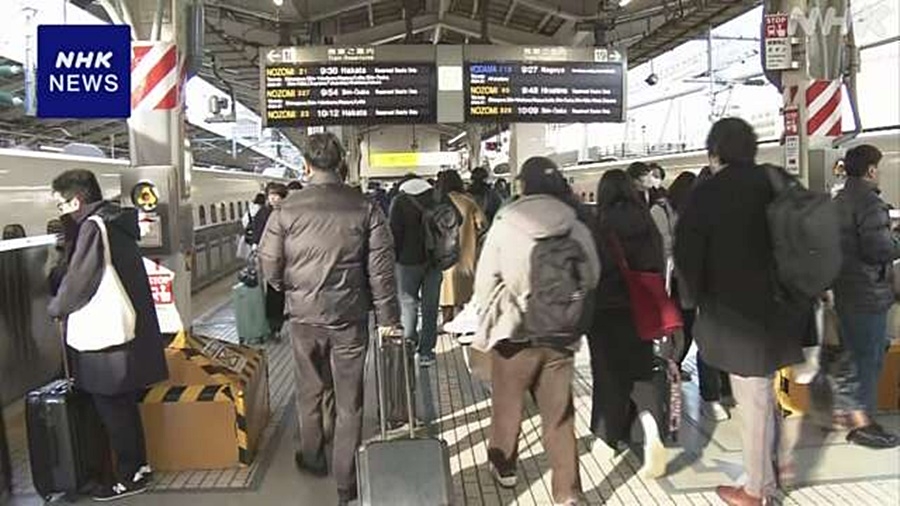 Các ga tàu cao tốc ở nhiều địa phương Nhật Bản bắt đầu đông kín. Ảnh: NHK.