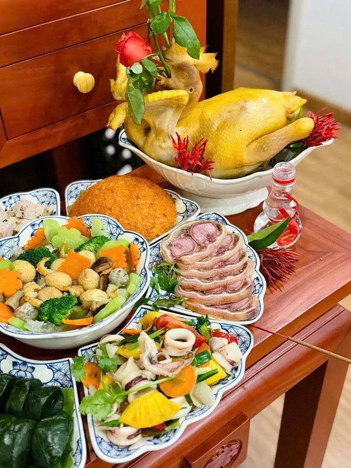 Dưới góc nhìn tín ngưỡng, việc để gà nguyên con mang nhiều ý nghĩa (Ảnh: Thùy Linh Đỗ)