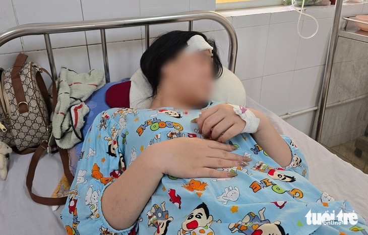 Chị Đ.N.K.C. bị thương vùng trán, đang điều trị tại Bệnh viện Lê Văn Việt.