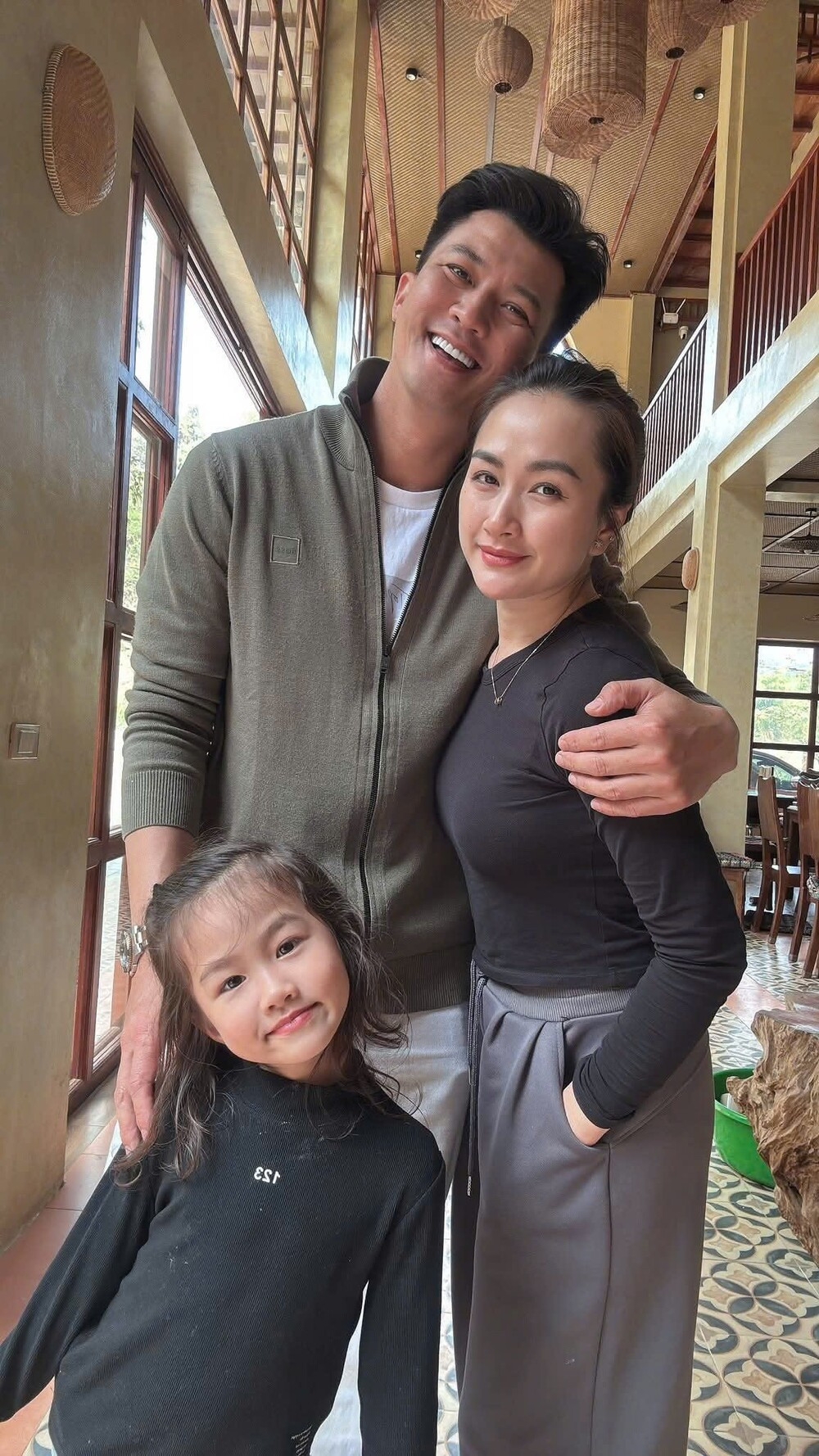 Diễn viên Hà Việt Dũng hạnh phúc bên vợ và con gái.