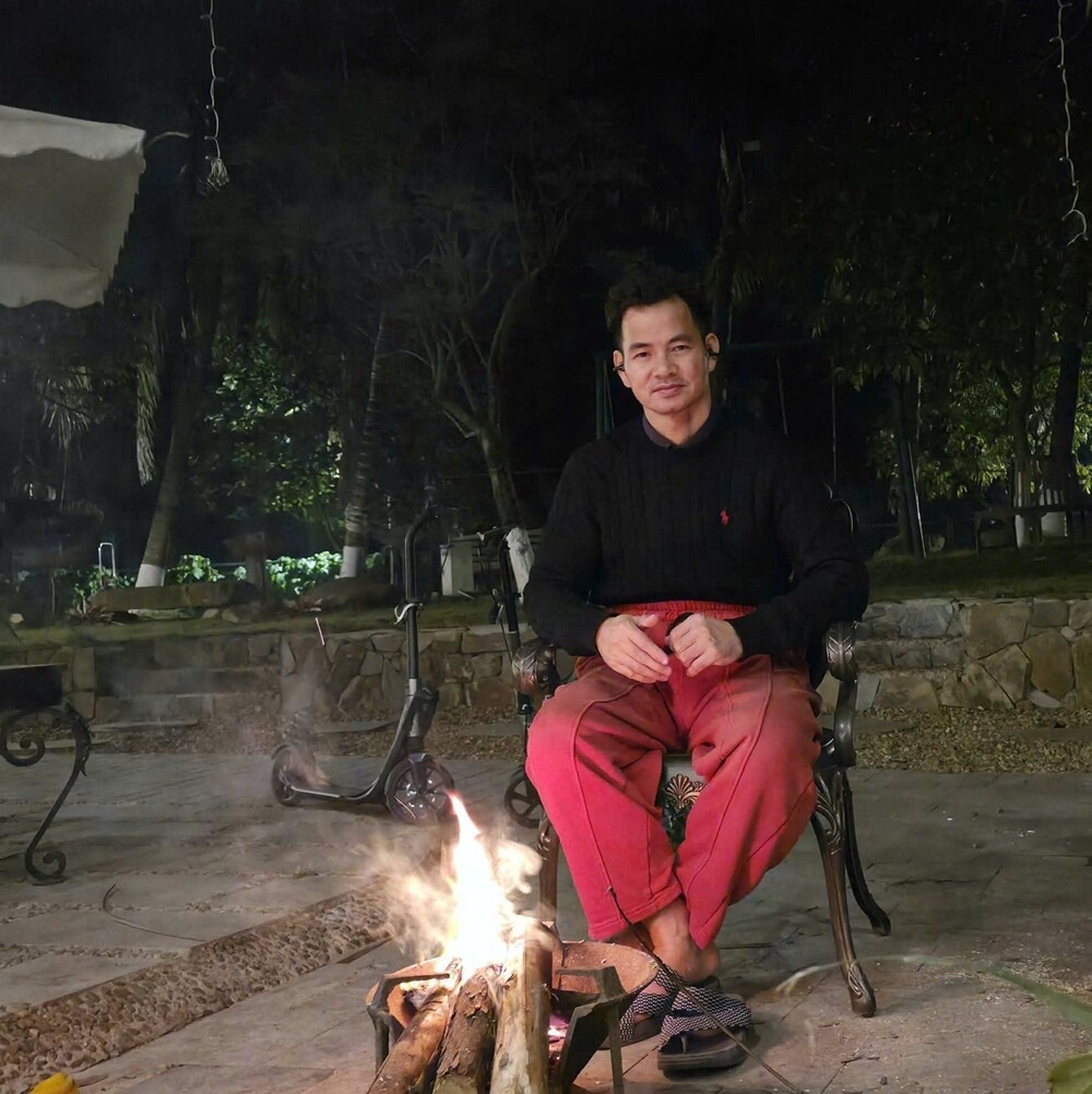 NSND Xuân Bắc chia sẻ hình ảnh bên bếp củi kèm chia sẻ: "Anh em có ai đang lạnh báo một tiếng, tôi gửi ấm áp tới liền. Nửa đêm mùa đông, ngồi đốt lửa. Mùi khói, mùi lửa, mùi ấm áp của mùa đông, mùi cay mắt nó khiến ta nhớ nhà, nhớ quê, nhớ anh chị em, nhớ cha mẹ, nhớ mái nhà xưa, nhớ nếp xưa và nhớ tuổi thơ quá!".