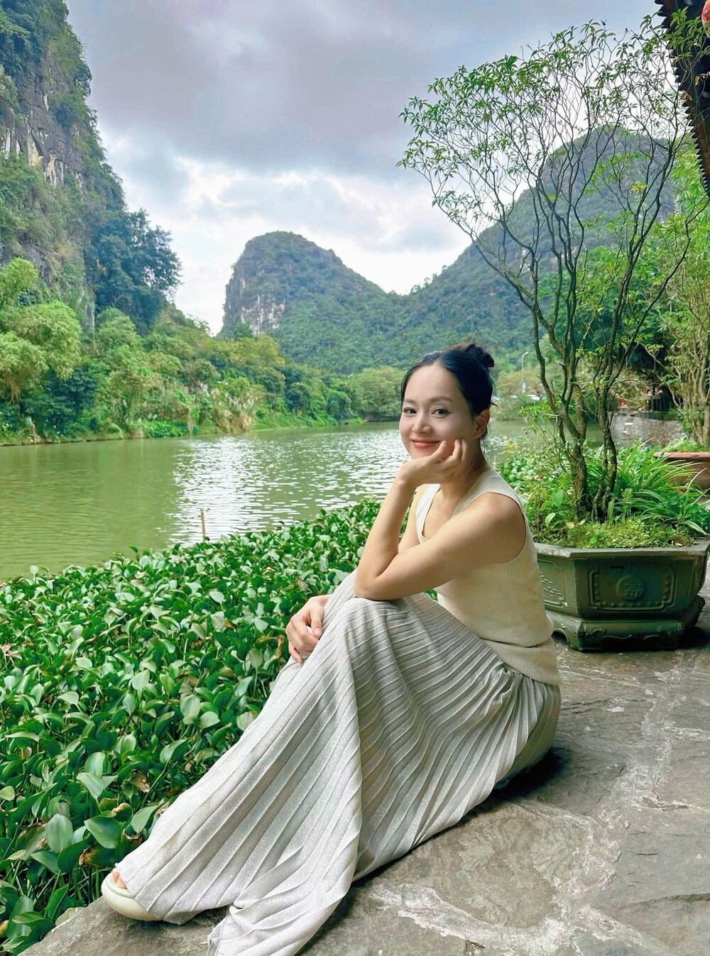 Diễn viên Lan Phương thảnh thơi tận hưởng khung cảnh non nước hữu tình.