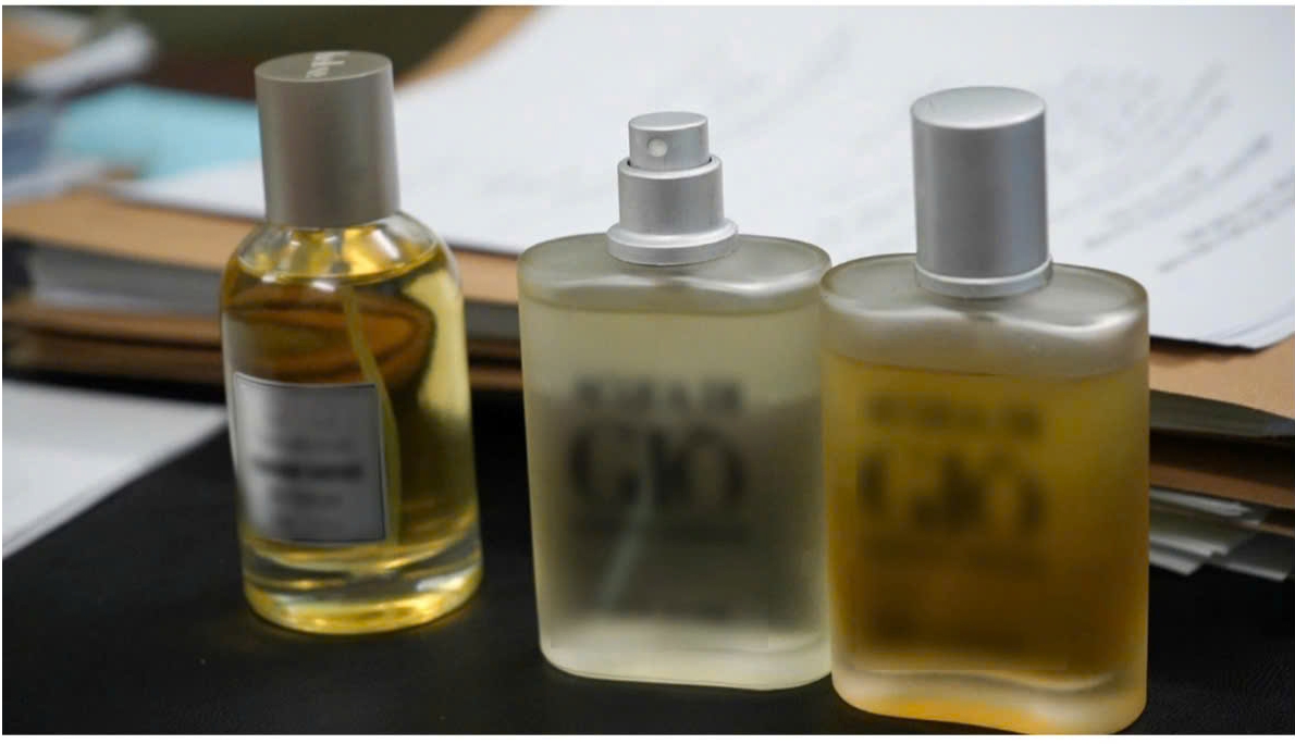 Hình ảnh các chai nước hoa giả nhãn hiệu được thu giữ tại cơ sở. (Ảnh: CA cung cấp)