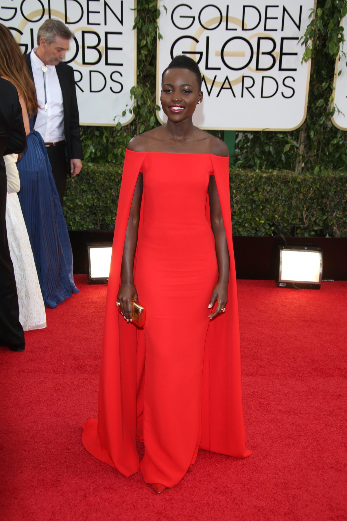 Diễn viên Lupita Nyong’o trong trang phục của Ralph Lauren trên thảm đỏ Lễ trao giải Quả cầu vàng năm 2014.
“Quả cầu vàng là dịp để các ngôi sao diện những bộ trang phục lộng lẫy. Năm 2014, Lupita Nyong’o đã làm điều đó một cách hoàn hảo khi cô được đề cử với vai diễn trong '12 Years a Slave'. Chiếc váy Ralph Lauren có phom dáng thanh lịch, tinh tế, trong khi sắc đỏ giúp cô ấy thật sự nổi bật”, Izzy Grinspan của Harper's Bazaar nhận xét. 
