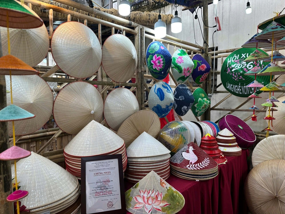 Gian hàng nón lá làng Chuông