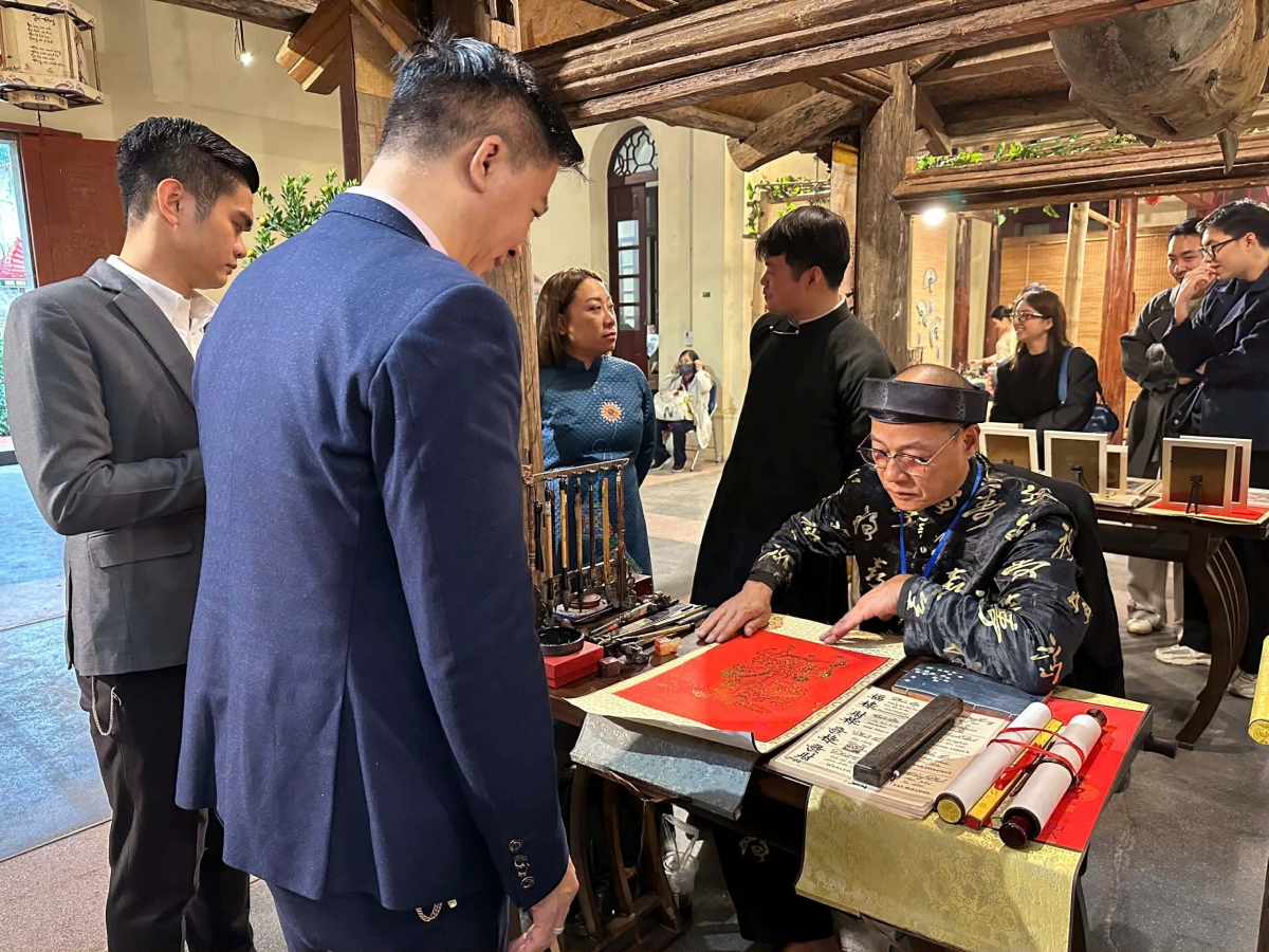 Gian hàng viết thư pháp