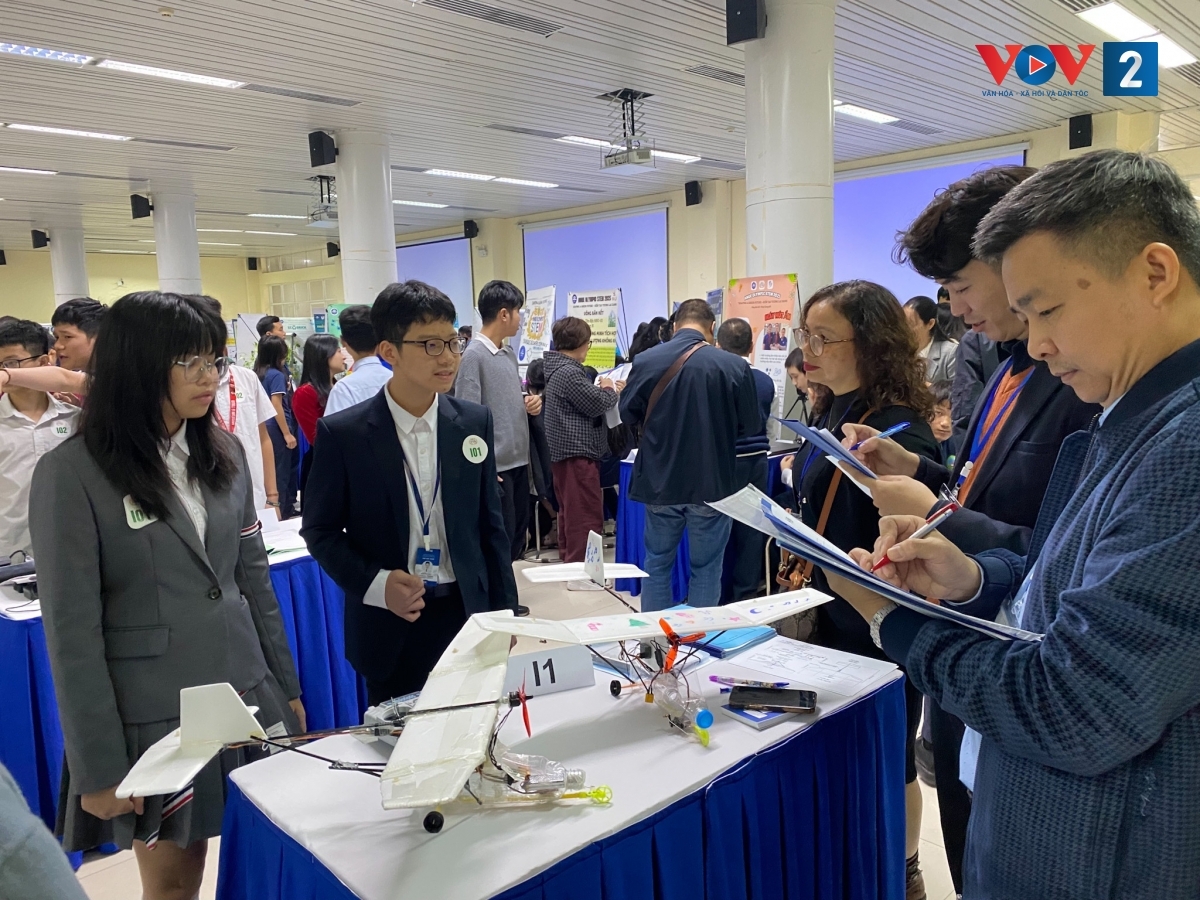 Giáo dục STEM tạo ra sự hứng thú của học sinh thông qua việc giải quyết vấn đề thực tế, khuyến khích tư duy phản biện, sáng tạo và hợp tác.