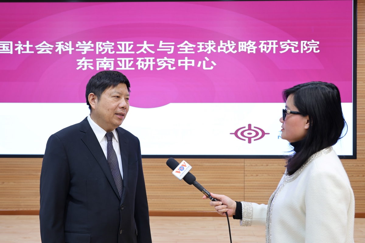 Giáo sư Hứa Lợi Bình trả lời phỏng vấn của phóng viên VOV tại Bắc Kinh