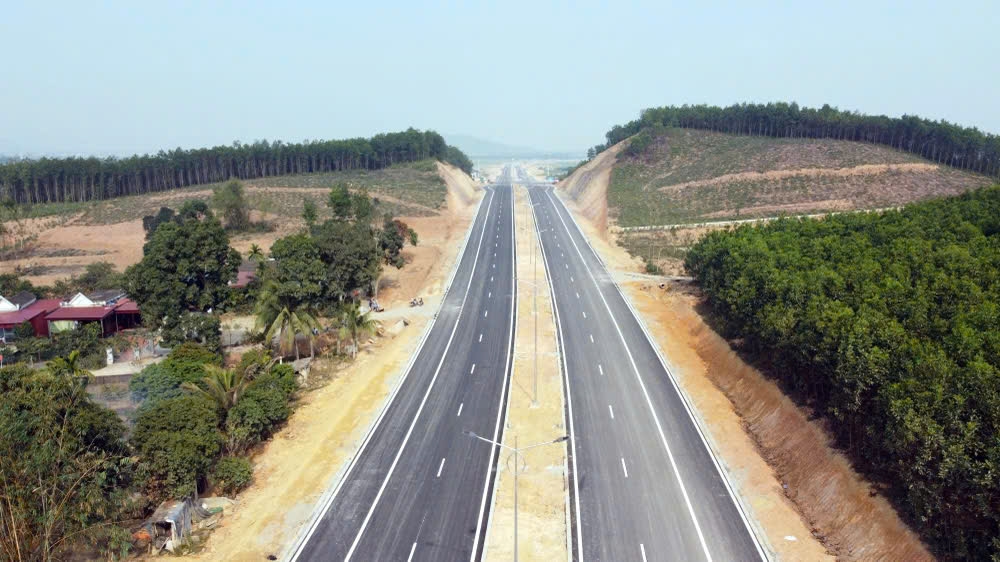 Nguồn lực được ưu tiên chuyển hóa vào hạ tầng giao thông kết nối liên vùng hiện đại. Dự án Đường Vạn Thiện - Bến En, Thanh Hóa.