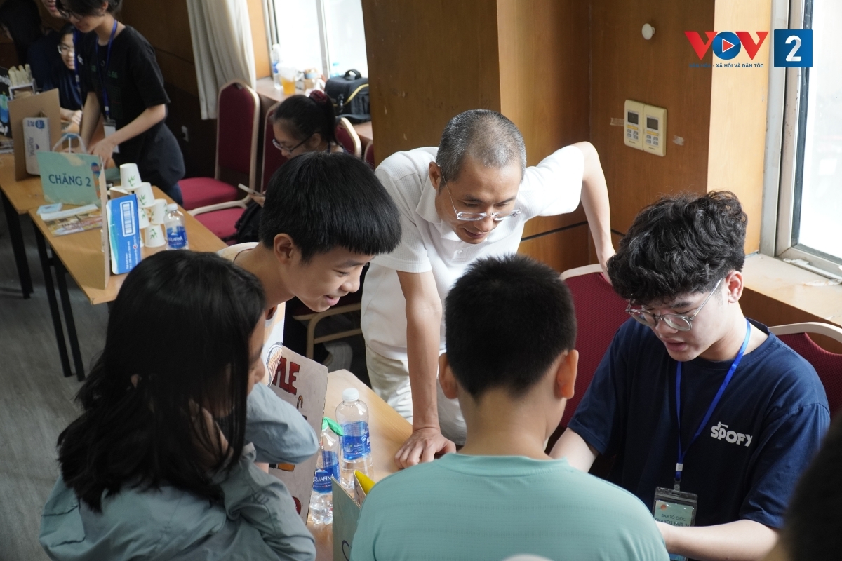 Giáo viên STEM không chỉ ở vai trò truyền đạt kiến thức mà còn cần đồng hành cùng học sinh trong quá trình khám phá, trải nghiệm và sáng tạo