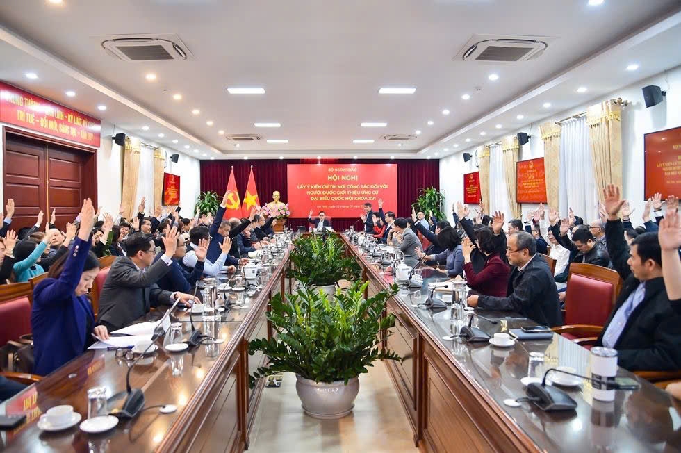 100% cử tri đã biểu quyết nhất trí giới thiệu ông Lê Hoài Trung tham gia ứng cử đại biểu Quốc hội khóa XVI.