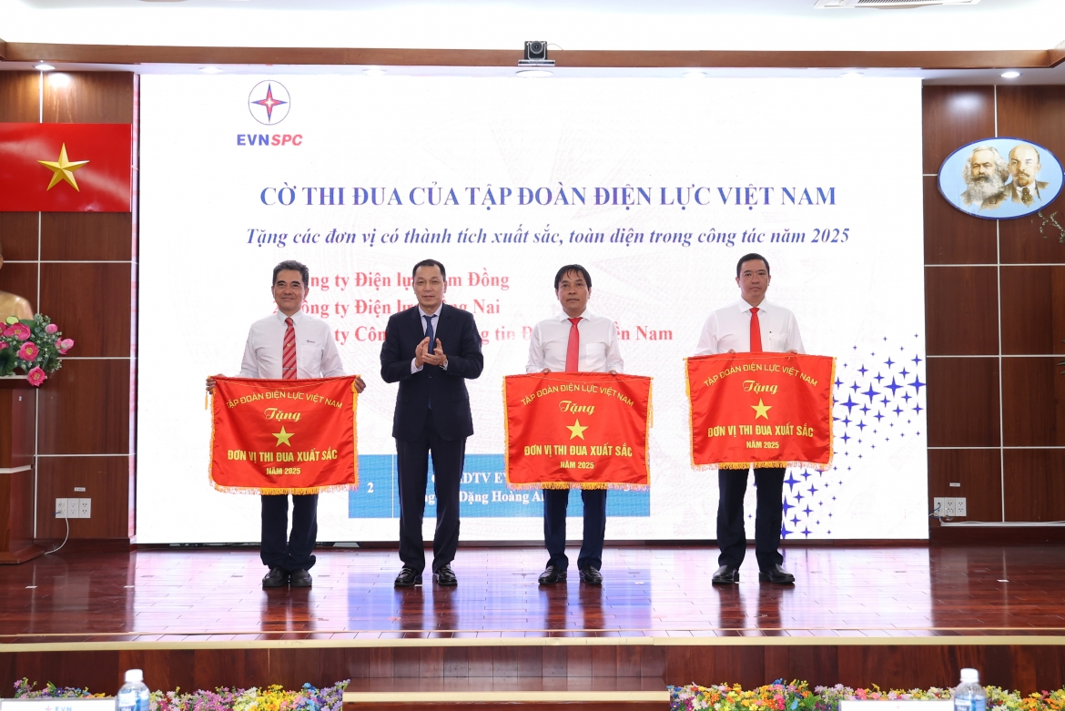 Các đơn vị có thành tích xuất sắc, toàn diện trong công tác 2025 được tặng Cờ thi đua EVN