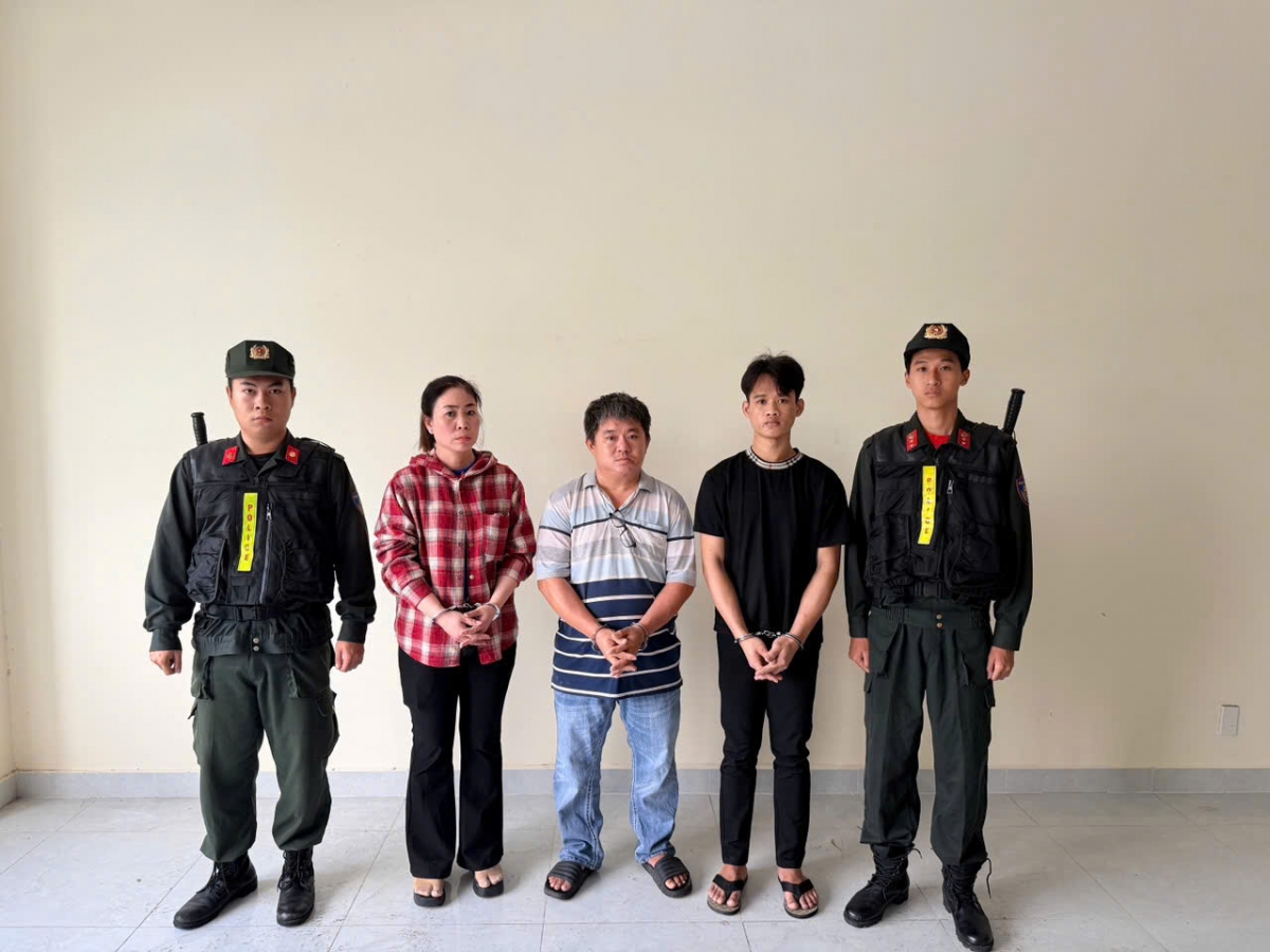 Cơ quan Cảnh sát điều tra Công an TP.HCM đã bắt tạm giam chủ cơ sở sản xuất, cùng hai người khác để điều tra hành vi vi phạm quy định về an toàn thực phẩm. (Ảnh: CACC)