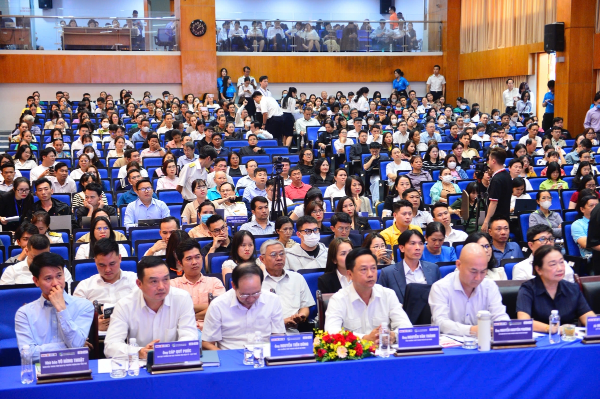 Rất đông hộ kinh doanh đến tham dự hội thảo (Ảnh MH)