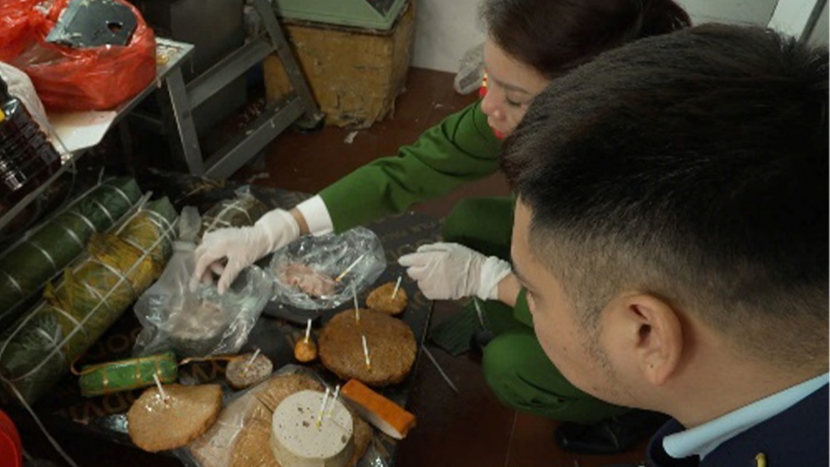 Kiểm tra phát hiện mẫu giò, chả có hàn the