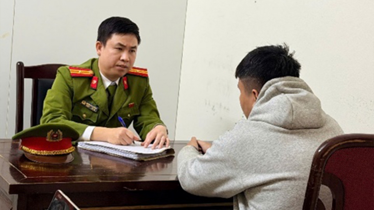 Công an lấy lời khai các đối tượng