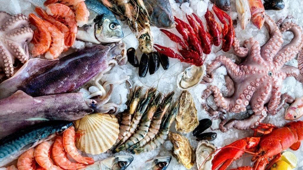 Ăn hải sản với tần suất cao có thể khiến axit uric tích tụ và làm tăng nguy cơ phát triển bệnh gout