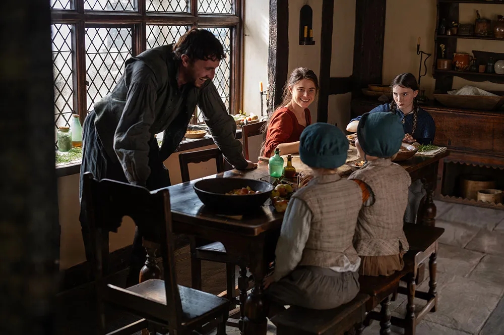 Một cảnh trong phim với ánh sáng và bố cục tạo cảm giác chân thực. (Ảnh: Focus Features)