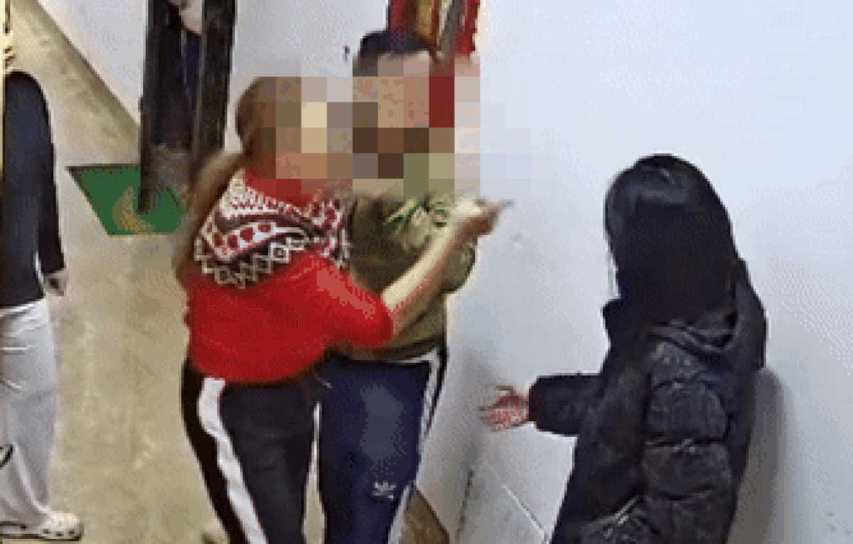 Cảnh chị V.A hành hung người hàng xóm ở cùng chung cư (Ảnh: Chụp màn hình).