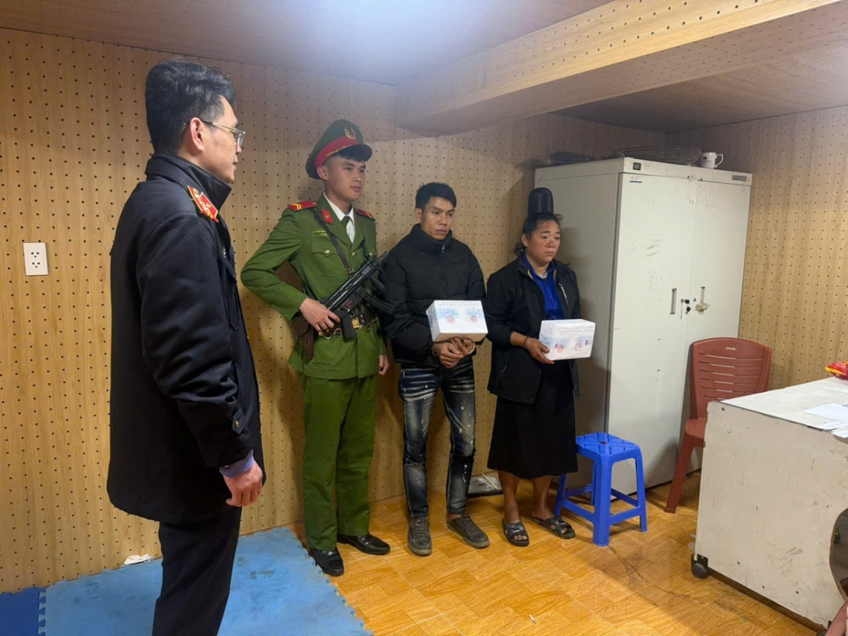 Các đối tượng cùng tang vật tại cơ quan Công an