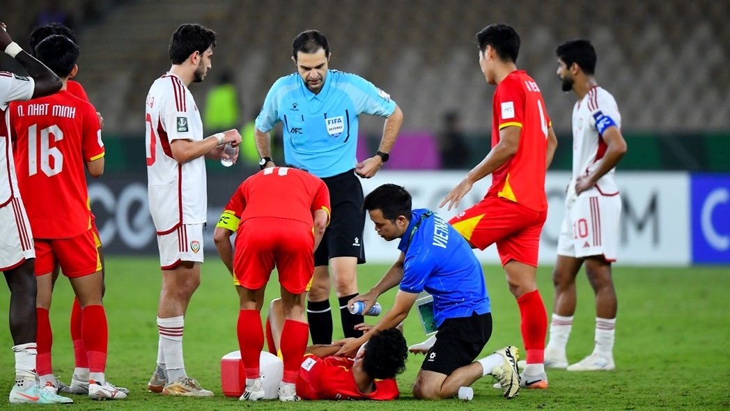 Hiểu Minh dính chấn thương nặng ở trận đấu với U23 Trung Quốc.