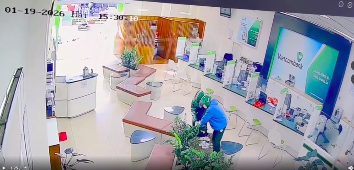 Hình ảnh hai tên cướp tại hiện trường. ( Ảnh cắt từ clip).